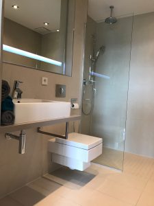 Modernes Bad in möblierter Wohnung