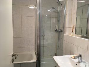 Bad mit Wanne und Dusche