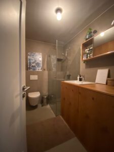 Helles Badezimmer in funktionalem Design