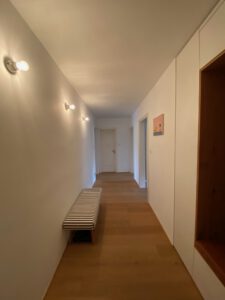 Geräumiger Flur mit massgefertigter Garderobe