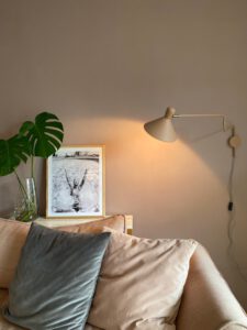 Gemütliche Couch und Leseecke.