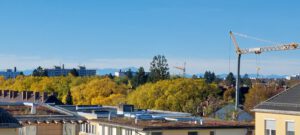 Bergblick von der Dachterrasse einer möblierten Wohnung in München West