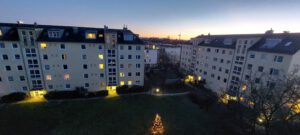 Abendstimmung mit beleuchteten Gebäuden