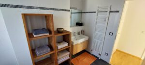 Wohlfühlbad mit Handtuchwärmer in möblierter Wohnung in München