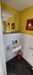 Neues und modernes Gästebad in einer möblierten Wohnung im Münchner Westen