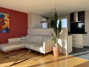 Schöne Eckcouch in sonnigem Wohnzimmer in möblierter Wohnung in München