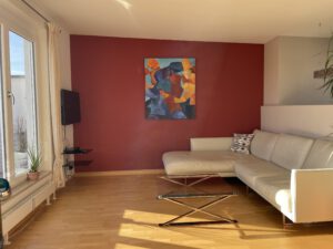 Helle Eckcouch mit Flachbildfernseher in möblierter Wohnung in München