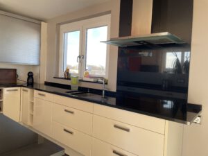 Grosszügige Einbauküche in moderner möblierter Wohnung in München