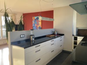 Offene Einbauküche mit viel Stauraum in möblierter Wohnung in München