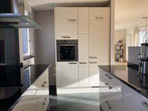Intelligent aufgeteilte Einbauküche in möblierter Wohnung in München West