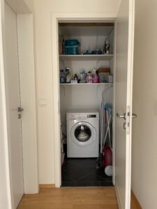 Abstellraum mit Waschmaschine in möblierter Wohnung in München