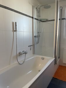 Badewanne und Regendusche in möblierter Wohnung in München Laim