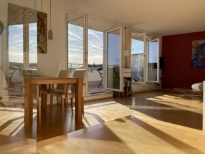 Esstisch in großem Wohnzimmer in möblierter Wohnung in München West