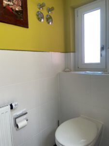 Gästebad mit Fenster in möblierter Wohnung in München West