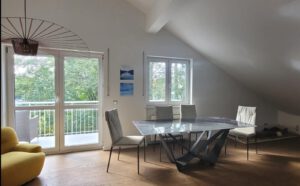 Esstisch mit Blick auf den Balkon in möblierter Wohnung München West