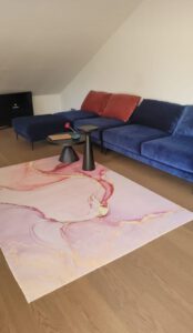 Wohnzimmer mit großer Couch und Fernseher in möblierter Wohnung in München West