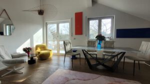 Sitzecke mit Blick auf den Balkon in möblierter Wohnung München West