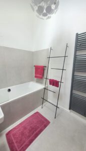 Modernes Bad mit Badewanne in möblierter Wohnung in München West