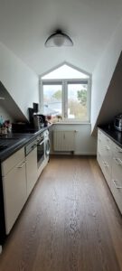 Einbauküche mit Fenster in möblierter Wohnung in München West