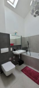 Modernes Bad mit Fenster in möblierter Wohnung in München West