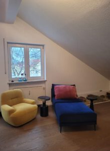 Gemütliche Sitzecke mit Designermöbeln in möblierter Wohnung in München West