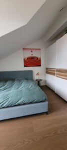 Großer Wandschrank in bequemen Schlafzimmer in möblierter Wohnung in München West