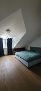 Großes, helles Schlafzimmer in möblierter Wohnung in München West
