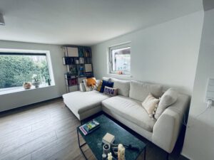 IMG_5560 Wohnzimmer mit großer Couch in möbliertem Haus in München-Süd