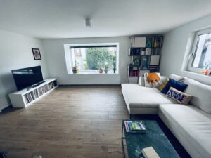 IMG_5570 Helles Wohnzimmer in möbliertem Haus in München-Süd