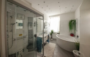 Grosses Wellness Bad mit Tageslicht in möblierter Wohnung in München Süd