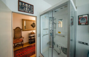 Regen-Massage Dusche in hellem Bad in möblierter Wohnung im Süden von München