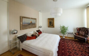 Geschmackvoll eingerichtetes Schlafzimmer mit grossem Doppelbett in einer möblierten Wohnung in München