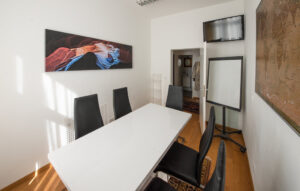 Konferenztisch mit Platz für 6 Personen